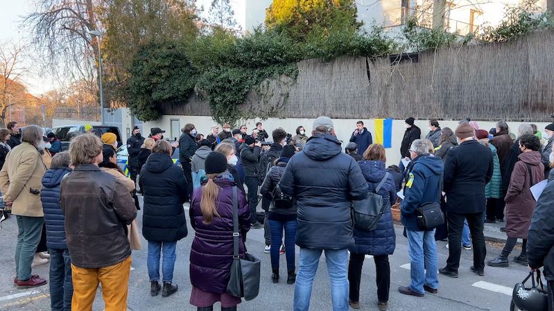 Stovka lidí přišla vyjádřit podporu před ukrajinské velvyslanectví v Praze